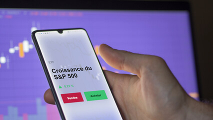 Un investisseur analyse un fonds etf croissance du s&p 500 sur un graphique. Un téléphone affiche le cours de l'ETF. Texte en français francais Croissance du S&P 500