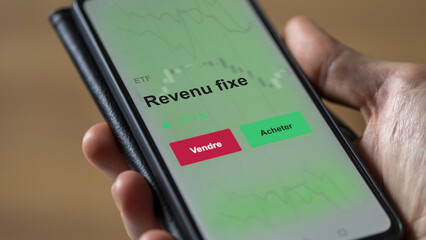 Un investisseur analyse un fonds etf revenu fixe sur un graphique. Un téléphone affiche le cours de l'ETF. Texte en français francais Revenu fixe