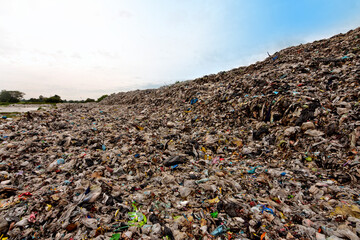 Mountain of garbage, waste materials from households, urban communities Consumer groups and hard-to-digest industrial districts
