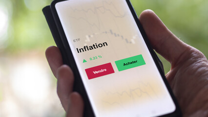 Un investisseur analyse un fonds etf inflation sur un graphique. Un téléphone affiche le cours de l'ETF. Texte en français francais inflation