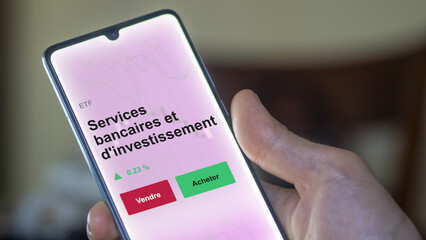 Un investisseur analyse un fonds etf services bancaires et d'investissement sur un graphique. Un téléphone affiche le cours de l'ETF. Texte en français francais Services bancaires et d'investissement