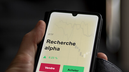 Un investisseur analyse un fonds etf recherche alpha sur un graphique. Un téléphone affiche le...