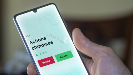 Un investisseur analyse un fonds etf actions chinoises sur un graphique. Un téléphone affiche le cours de l'ETF. Texte en français francais Actions chinoises