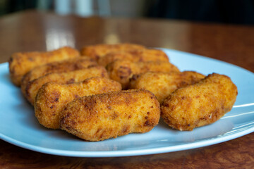 Detalle de ración de croquetas servidas en un restaurante 