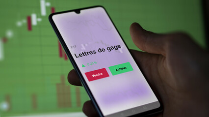 Un investisseur analyse un fonds etf lettres de gage sur un graphique. Un téléphone affiche le cours de l'ETF. Texte en français francais Lettres de gage