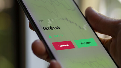 Un investisseur analyse un fonds etf grèce sur un graphique. Un téléphone affiche le cours de l'ETF. Texte en français francais Grèce