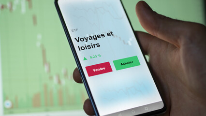 Un investisseur analyse un fonds etf voyages et loisirs sur un graphique. Un téléphone affiche le cours de l'ETF. Texte en français francais Voyages et loisirs
