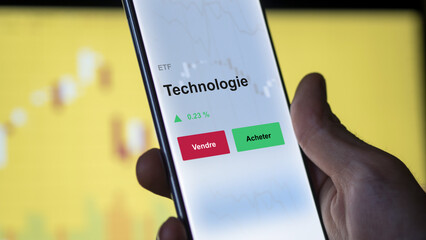 Un investisseur analyse un fonds etf technologie sur un graphique. Un téléphone affiche le cours de l'ETF high tech HIGH TECH. Texte en français francais 