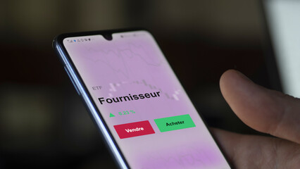 Un investisseur analyse un fonds etf fournisseur sur un graphique. Un téléphone affiche le cours de l'ETF. Texte en français francais Fournisseur