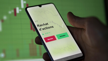 Un investisseur analyse un fonds etf rachat d’actions sur un graphique. Un téléphone affiche le cours de l'ETF payback. Texte en français francais