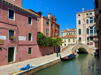 Kanal in der Stadt Venedig in Italien