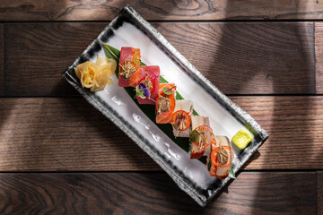 Суши с тунцом и лососем