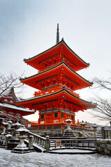 Fototapeta premium 1月の朝の雪化粧した京都市清水寺の三重塔