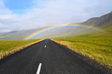 Fototapeta na wymiar Regenbogen über Ringstraße in Island