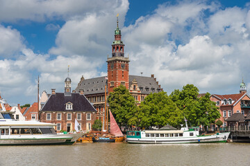 Die Hafenstadt Leer in Ostfriesland mit Alter Waage und Rathaus; Niedersachsen; Deutschland