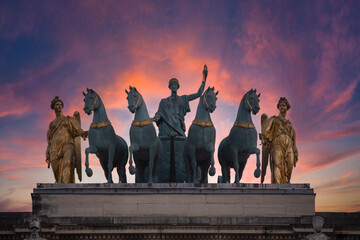 Carrousel located at the top of the triumphal arch of Paris in France, this monument is a symbol in France and in the ancient Roman Empire.