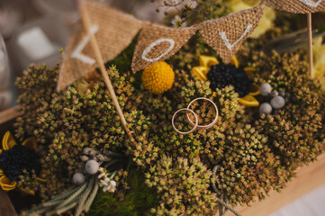 wedding rings photo in summer