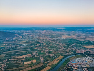 vue à travers les champs, photographie aérienne de l'avion.