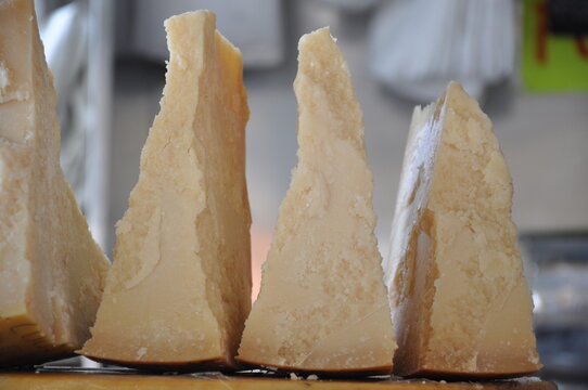 Parmesank&auml;se am Markt in Italien