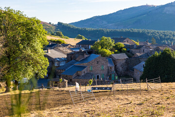 Vue matinale sur le petit hameau de Douch, au pied du Mont Caroux © Ldgfr Photos