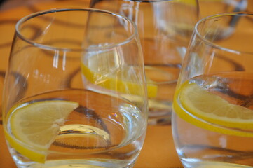acqua minerale e limoni