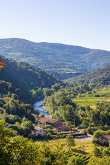 Fototapeta premium Paysage de la Vallée de l'Orb et des montagnes du Haut-Languedoc depuis le village de Vieussan