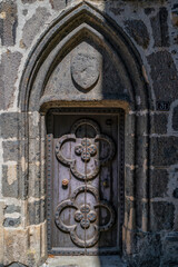 Salers et son architecture, porte en bois, village médiéval