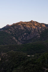 Paysage au lever du soleil sur les montagnes autour du Sentier du Col de la Maure à Mons dans le Parc naturel régional du Haut-Languedoc