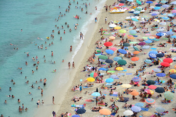 Fototapeta na wymiar the beaches of Tropea are very crowded with tourists in August.
