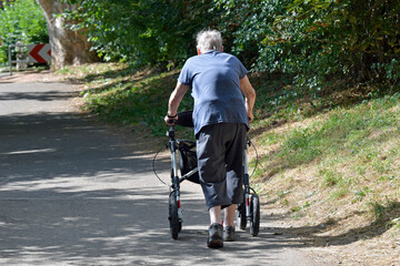 frau mit rollator unterwegs