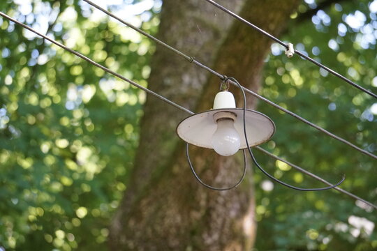 Biergarten in Oberfranken mit historischer Beleuchtung