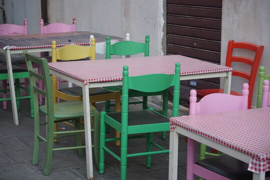 Bunte Tischgruppe in Chioggia in Italien