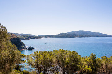 Fototapeta premium Capoliveri, Norsi, Elba, Bucht, Golfo Stella, Capo Norsi, Felsen, Strand, Küste, Küstenstrasse, Insel, Segelschiffe, Wassersport, Toskana, Toskanischer Archipel, Sommer, Italien
