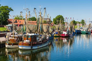 Schilderijen op glas Fischerboote im Hafen von Greetsiel  Ostfriesland  Deutschland © majonit