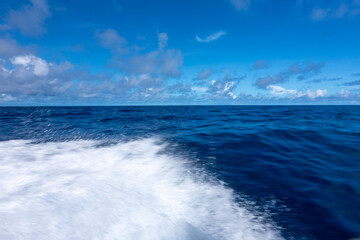 Fototapeta na wymiar 海を走るボートの波しぶき