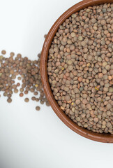 Bol con legumbres, lentejas, garbanzos sobre fondo blanco.
