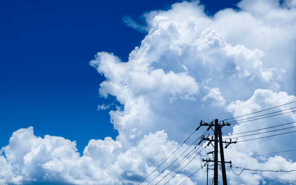 夏の青空と入道雲と電柱