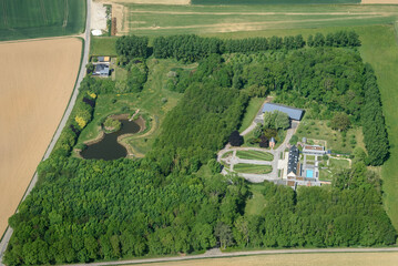 vue aérienne du château de Buigny-saint-Maclou dans la Somme en France
