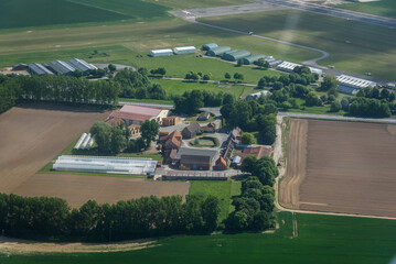 vue a&eacute;rienne d'une ferme et de l'a&eacute;rodrome d'Abbeville dans la Somme en France