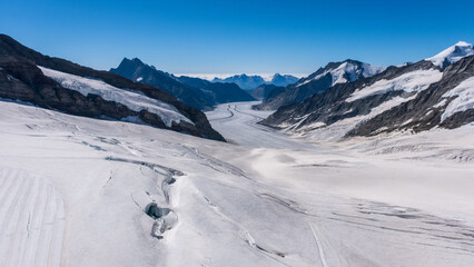 Panoramasicht auf den gewaltigen Aletschgletscher in den Schweizeralpen bei blauem Himmer