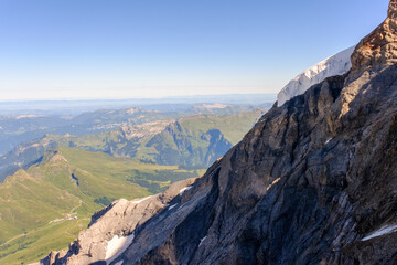 Ausblick von Jungfraujoch auf die Alpenlandschaft auf grüne Wiesen