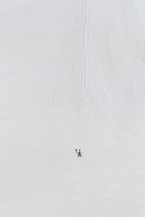 Menschen klettern eine Einwand hoch am Jungfraujoch in der Schweiz am Gletscher