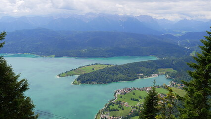 Fototapeta premium Blick vom Panoramaweg des Herzogstands auf den Walchensee und die bayrische Alpen