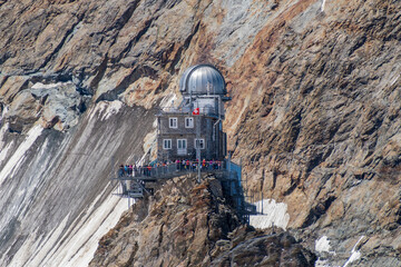 Sicht auf die Jungfraustation, die auf dem Berggipfel steht. Ein geniales Werk der Menschheit. Der...