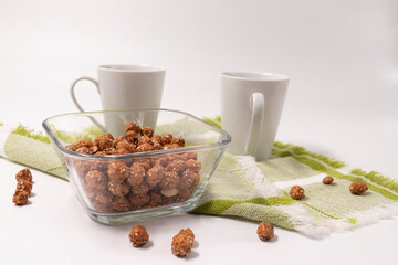 Cacahuates garapiñados con tazas de café 