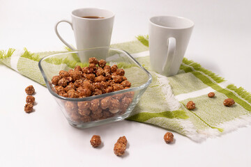 Cacahuates garapiñados con tazas de café 
