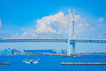 横浜ベイブリッジと夏空