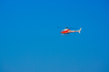 Fototapeta na wymiar 横浜みなとみらいを飛ぶヘリコプター