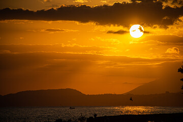 Photo landscape sea and mountains at sunset