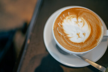 ラテアートが書かれたカフェラテ